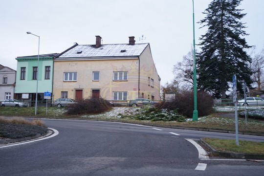 Bytový dům s prostorným půdním a nebytovým prostorem v Jaroměři, okres Náchod. - Fotka 1