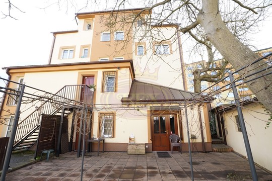 Prodej bytového domu s komerční částí (restaurace, sauna) v Karlových Varech - Fotka 1